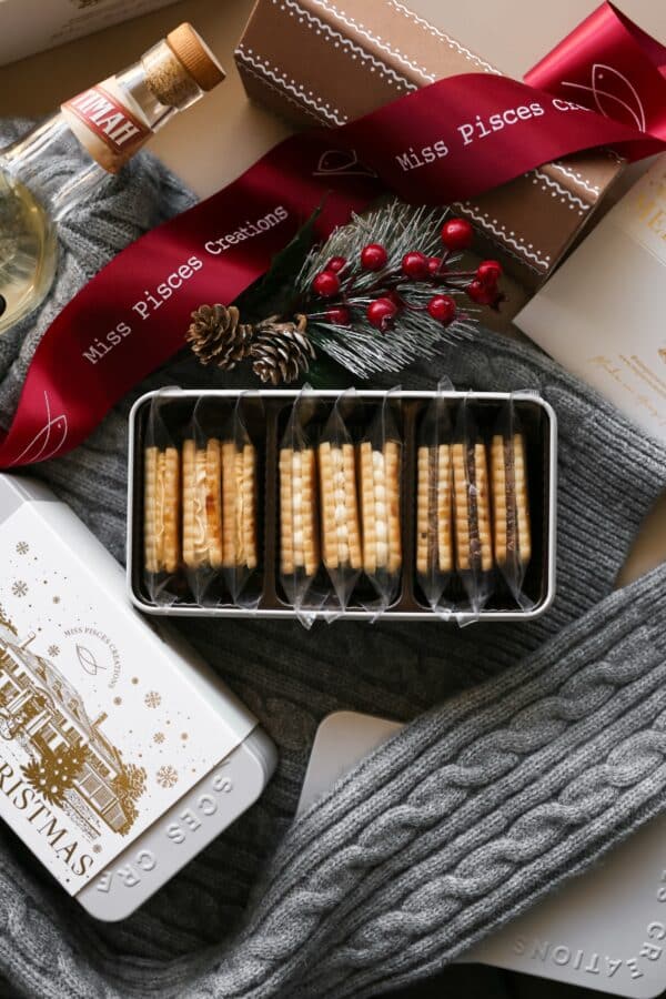 【🎄✨ 𝐋𝐢𝐦𝐢𝐭𝐞𝐝 𝐄𝐝𝐢𝐭𝐢𝐨𝐧節日限定商品 ✨🎄】
Christmas Buttercream Cookie Sandwich Gift Box 雙魚小姐聖誕焦糖奶油夾心曲奇禮盒
