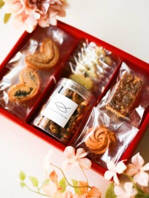 【𝐌𝐢𝐬𝐬 𝐏𝐢𝐬𝐜𝐞𝐬 𝐂𝐍𝐘 𝐒𝐩𝐞𝐜𝐢𝐚𝐥】Miss Pisces Chinese New Year Gift Box 雙魚小姐農曆新年雜錦常溫甜點禮盒