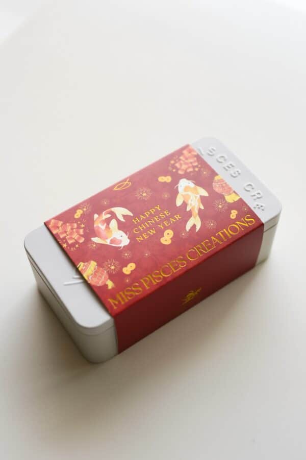 【𝐌𝐢𝐬𝐬 𝐏𝐢𝐬𝐜𝐞𝐬 𝐂𝐍𝐘 𝐒𝐩𝐞𝐜𝐢𝐚𝐥】Miss Pisces Chinese New Year Buttercream Cookie Sandwich Gift Box雙魚小姐農曆新年焦糖奶油夾心曲奇禮盒