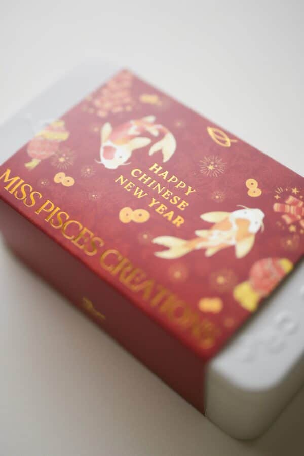 【𝐌𝐢𝐬𝐬 𝐏𝐢𝐬𝐜𝐞𝐬 𝐂𝐍𝐘 𝐒𝐩𝐞𝐜𝐢𝐚𝐥】Miss Pisces Chinese New Year Buttercream Cookie Sandwich Gift Box雙魚小姐農曆新年焦糖奶油夾心曲奇禮盒