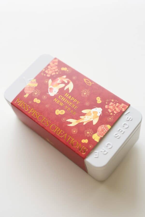 【𝐌𝐢𝐬𝐬 𝐏𝐢𝐬𝐜𝐞𝐬 𝐂𝐍𝐘 𝐒𝐩𝐞𝐜𝐢𝐚𝐥】Miss Pisces Chinese New Year Buttercream Cookie Sandwich Gift Box雙魚小姐農曆新年焦糖奶油夾心曲奇禮盒
