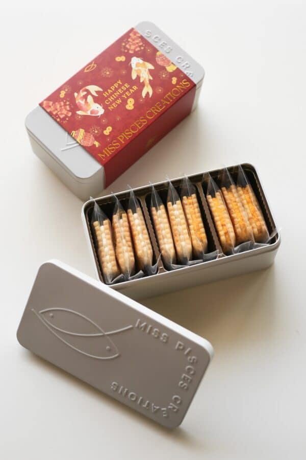 【𝐌𝐢𝐬𝐬 𝐏𝐢𝐬𝐜𝐞𝐬 𝐂𝐍𝐘 𝐒𝐩𝐞𝐜𝐢𝐚𝐥】Miss Pisces Chinese New Year Buttercream Cookie Sandwich Gift Box雙魚小姐農曆新年焦糖奶油夾心曲奇禮盒