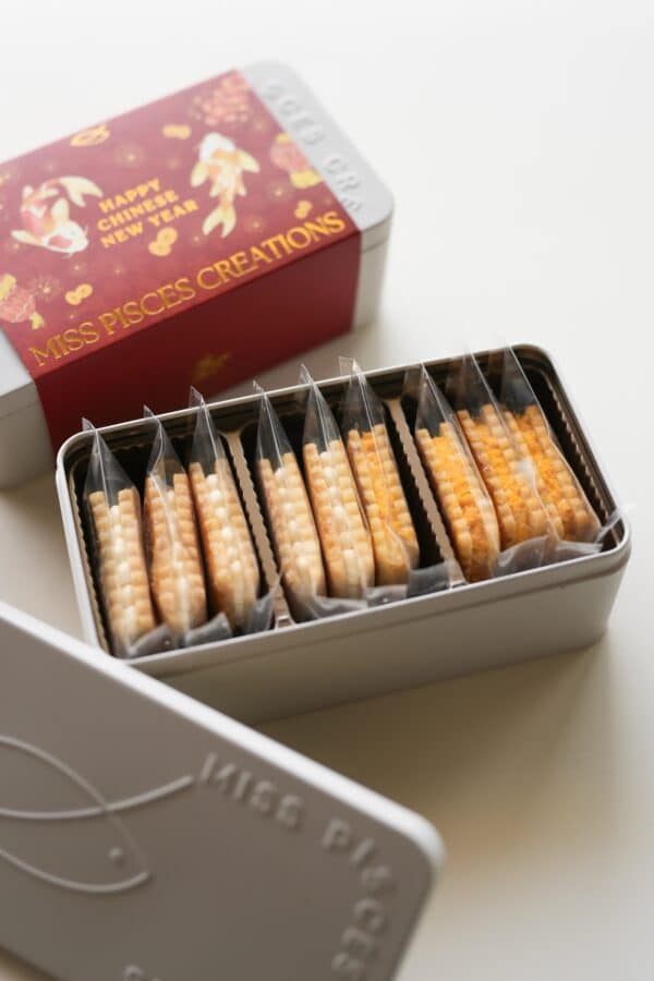 【𝐌𝐢𝐬𝐬 𝐏𝐢𝐬𝐜𝐞𝐬 𝐂𝐍𝐘 𝐒𝐩𝐞𝐜𝐢𝐚𝐥】Miss Pisces Chinese New Year Buttercream Cookie Sandwich Gift Box雙魚小姐農曆新年焦糖奶油夾心曲奇禮盒