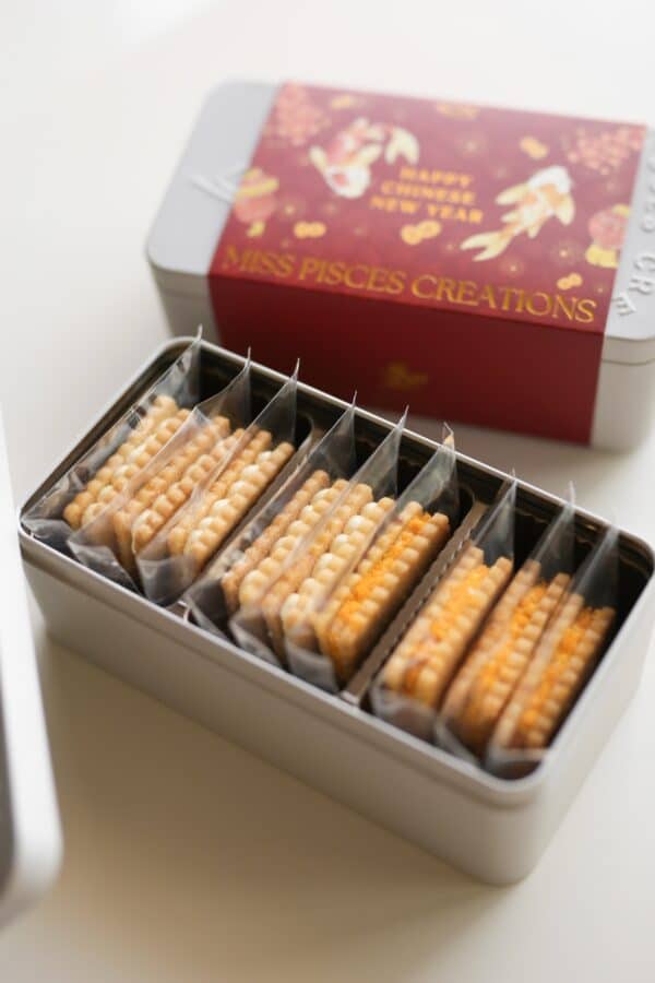 【𝐌𝐢𝐬𝐬 𝐏𝐢𝐬𝐜𝐞𝐬 𝐂𝐍𝐘 𝐒𝐩𝐞𝐜𝐢𝐚𝐥】Miss Pisces Chinese New Year Buttercream Cookie Sandwich Gift Box雙魚小姐農曆新年焦糖奶油夾心曲奇禮盒