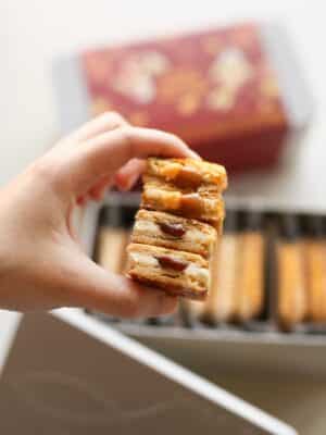 【𝐌𝐢𝐬𝐬 𝐏𝐢𝐬𝐜𝐞𝐬 𝐂𝐍𝐘 𝐒𝐩𝐞𝐜𝐢𝐚𝐥】Miss Pisces Chinese New Year Buttercream Cookie Sandwich Gift Box雙魚小姐農曆新年焦糖奶油夾心曲奇禮盒