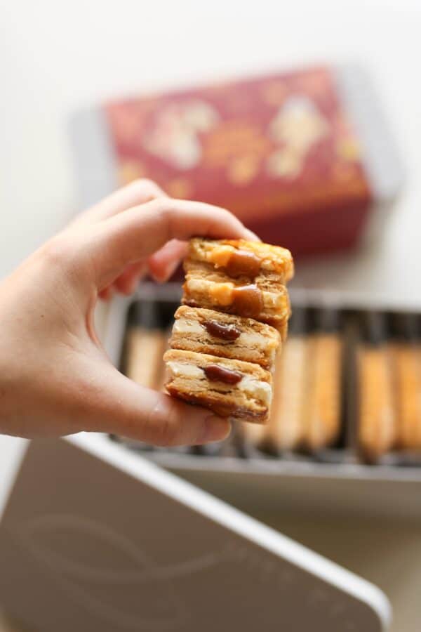 【𝐌𝐢𝐬𝐬 𝐏𝐢𝐬𝐜𝐞𝐬 𝐂𝐍𝐘 𝐒𝐩𝐞𝐜𝐢𝐚𝐥】Miss Pisces Chinese New Year Buttercream Cookie Sandwich Gift Box雙魚小姐農曆新年焦糖奶油夾心曲奇禮盒