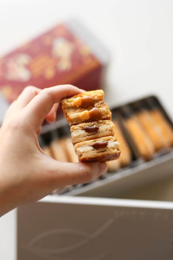 【𝐌𝐢𝐬𝐬 𝐏𝐢𝐬𝐜𝐞𝐬 𝐂𝐍𝐘 𝐒𝐩𝐞𝐜𝐢𝐚𝐥】Miss Pisces Chinese New Year Buttercream Cookie Sandwich Gift Box雙魚小姐農曆新年焦糖奶油夾心曲奇禮盒