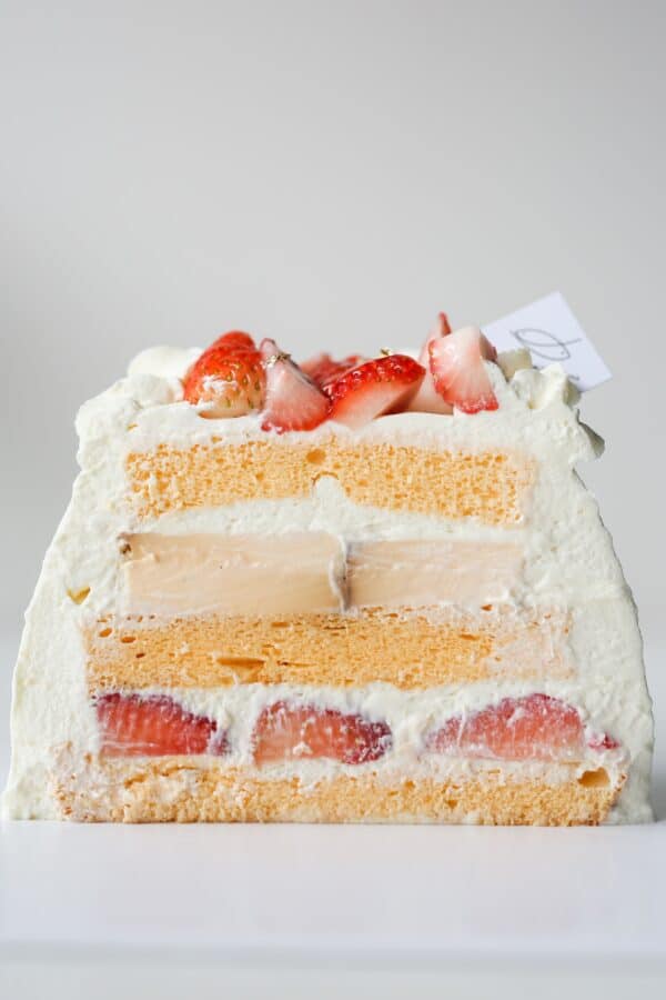 Strawberry & Crème Brûlée Chiffon Cake 草莓焦糖燉蛋戚風蛋糕 (whole cake)
